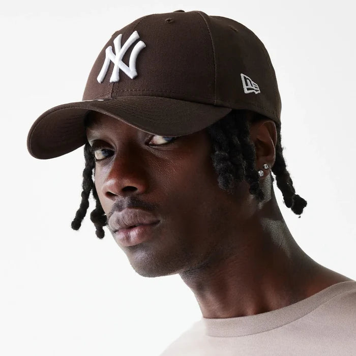 NEW ERA New York Yankees MLB League Essential Brown 9FORTY Adjustable Cap